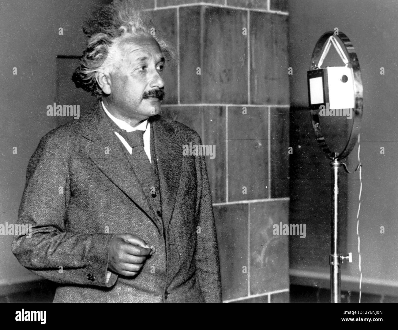 50 anniversario della lampada elettrica Albert Einstein si congratula telefonicamente con Thomas Edison in America da Berlino 18 ottobre 1930 Einstein, Albert Swiss-US (nato in Germania) fisico; si è trasferito in Svizzera, diventando cittadino svizzero 1900; esaminatore presso l'Ufficio brevetti svizzero a Berna 1900-1907; ha scoperto la relatività speciale 1905; ha scoperto l'equivalenza massa-energia 1905; ha spiegato correttamente l'effetto fotoelettrico in termini di quantizzazione della luce 1905; ha correttamente spiegato la causa fisica del moto browniano 1905; ha enunciato il principio di Maxwell ha correttamente formulato correttamente 1907 Foto Stock
