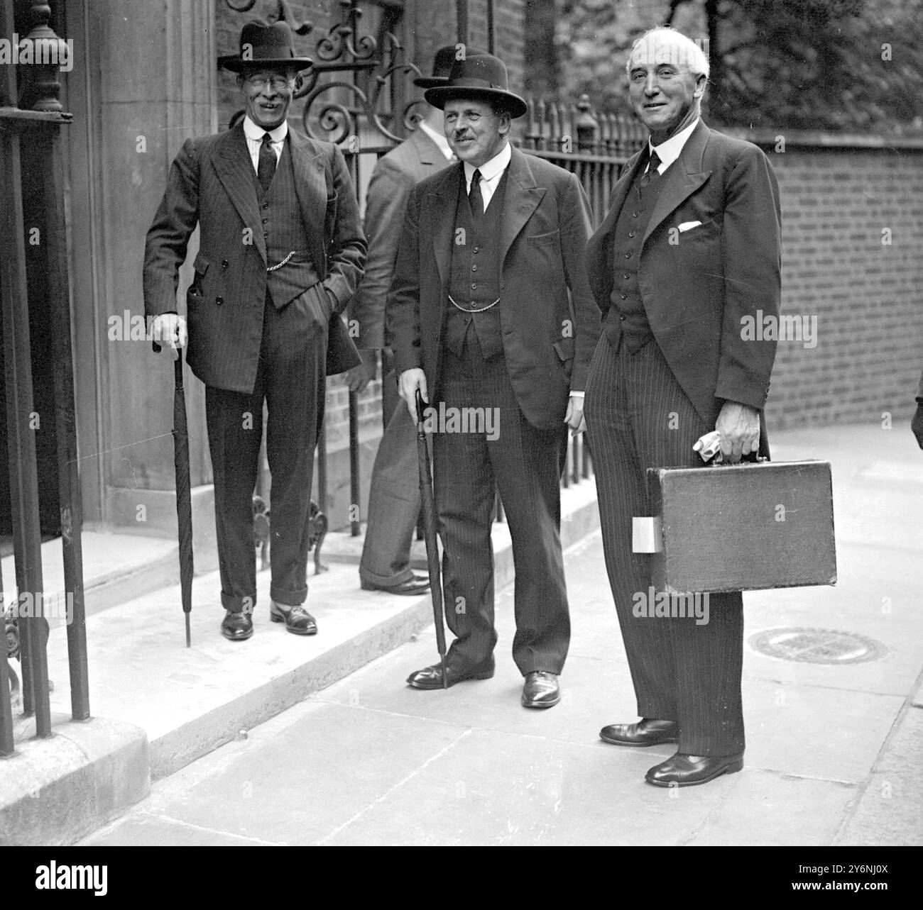Downing Street. Lord Harlech (signor Ormsby - Gore, Centre) Segretario dei Domini e Sir John Simon (a destra). 10 giugno 1936 Simon, John Allsebrook, visconte amministratore e politico britannico; segretario degli esteri britannico 1931-1935; pubblicato Simon Report  1873-1951 Gore, [William] David Ormsby, Sir (V barone Harlech) diplomatico britannico; ambasciatore britannico negli Stati Uniti 1961-1965; morto in un incidente automobilistico  1918-1985 Foto Stock