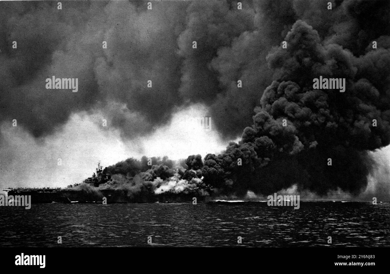 L'epica Bunker Hill, un'eroica lotta per la sopravvivenza la portaerei statunitense quasi nascosta dal fumo denso dai suoi magazzini di benzina e petrolio in fiamme, fotografata da una nave da guerra vicina dopo l'attacco paralizzante di due kamikaze giapponesi suicidi nel Pacifico 11 maggio 1945 ©2004 Topfoto Foto Stock