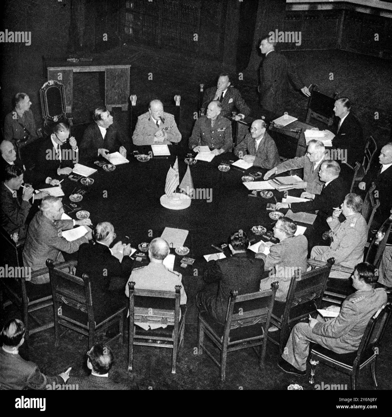 Una conferenza importantissima: Il primo incontro dei tre grandi a Potsdam la prima conferenza ufficiale dei capi di governo del Regno Unito, degli Stati Uniti e dell'Unione Sovietica 17 luglio 1945 lettura in senso orario da Winston Churchill, al centro del tavolo, maggiore A H Birse, interprete, (alle spalle c'è Sir A Clark Kerr, ambasciatore britannico a Mosca) Attlee, il prossimo Molotov, dietro di lui M Gusev ( ambasciatore russo A Londra) Stalin, quinto da Stalin, quinto da Stalin, il Presidente Truman, terzo alla sua sinistra, Sir Alexander Cadogan, e il signor Anthony Eden. ©2004 Topfoto Foto Stock