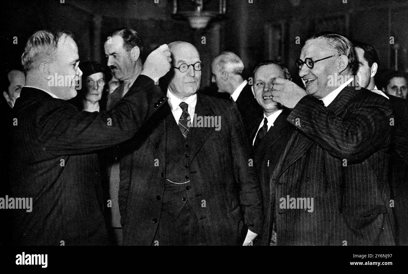 Dalle grandi speranze allo stallo, uno studio sulle espressioni alla conferenza dei "Big Five" M Molotov, Left, e Mr Bevin si uniscono a un brindisi ad un ricevimento. La conferenza si è aperta l'11 settembre. ©2004 Topfoto Molotov, Vyacheslav Mikhailovich (orig. Vyacheslav Skriabin) politico comunista russo; Premier dell'Unione Sovietica 1930-1941; ministro degli Esteri sovietico 1939-1949, 1953-1956  1890-1986 Bevin, Ernest, leader del lavoro e politico britannico; ministro degli Esteri britannico 1945-1951; aiutò a fondare la NATO 1949  1881-1951 Foto Stock