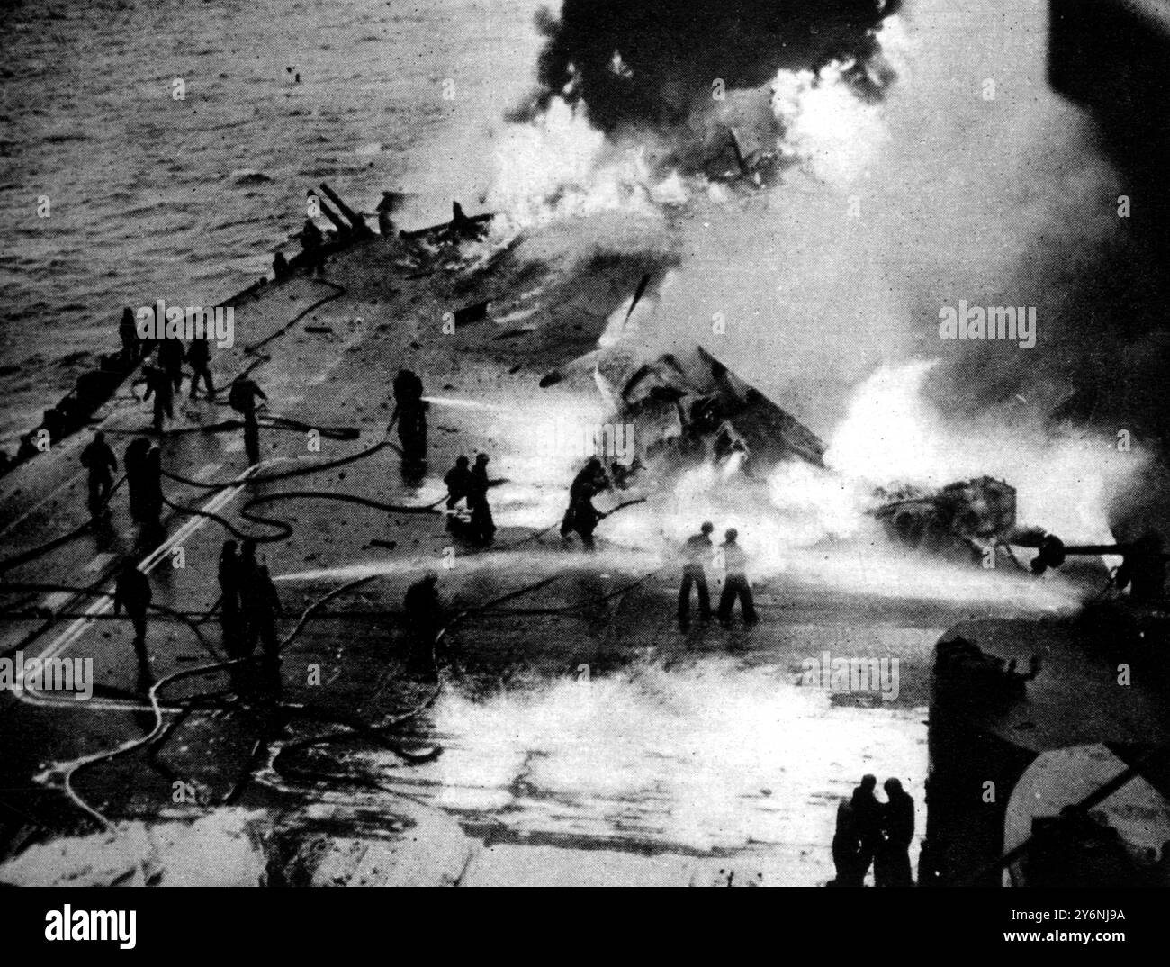 Aerei suicidi giapponesi che esplodono sul ponte di volo della portaerei statunitense Saratoga, colpiti sette volte durante un'azione al largo di Iwojima ©2004 Topfoto Foto Stock