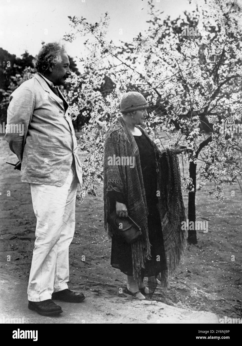 Albert Einstein e sua moglie 1930 1907 a Nottingham Einstein, fisico Albert Swiss-US (nato in Germania); si trasferirono in Svizzera, diventando cittadino svizzero 1900; esaminatore presso l'Ufficio brevetti svizzero a Berna 1900-1907; scoprì la relatività speciale 1905; scoprì l'equivalenza massa-energia 1905; spiegò correttamente l'effetto fotoelettrico in termini di quantizzazione della luce 1905; spiegò correttamente la causa fisica del moto browniano 1905; enunciato il principio dei quadri di riferimento equivalenti 1907; formulato correttamente le equazioni di Maxwell nella prima versione del campo gravitazionale 1914 Foto Stock