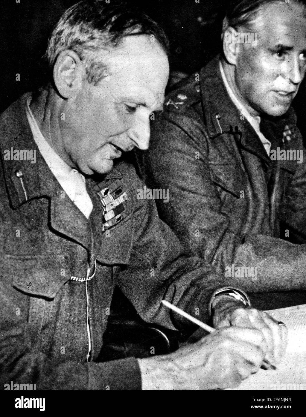 L'esecuzione della dichiarazione congiunta a Berlino da parte dei quattro comandanti alleati in Capo, dividendo così la Germania in quattro zone di lavoro: Il feldmaresciallo Montgomery della Gran Bretagna firmando per la Germania nord-occidentale 5 giugno 1945 ©2004 Topfoto Montgomery, Bernard Law (Monty; visconte Montgomery di Alamein) generale britannico; vinse a El Alamein nella seconda guerra mondiale del 1942; aiutò a pianificare l'invasione della Normandia  1887-1976 Foto Stock