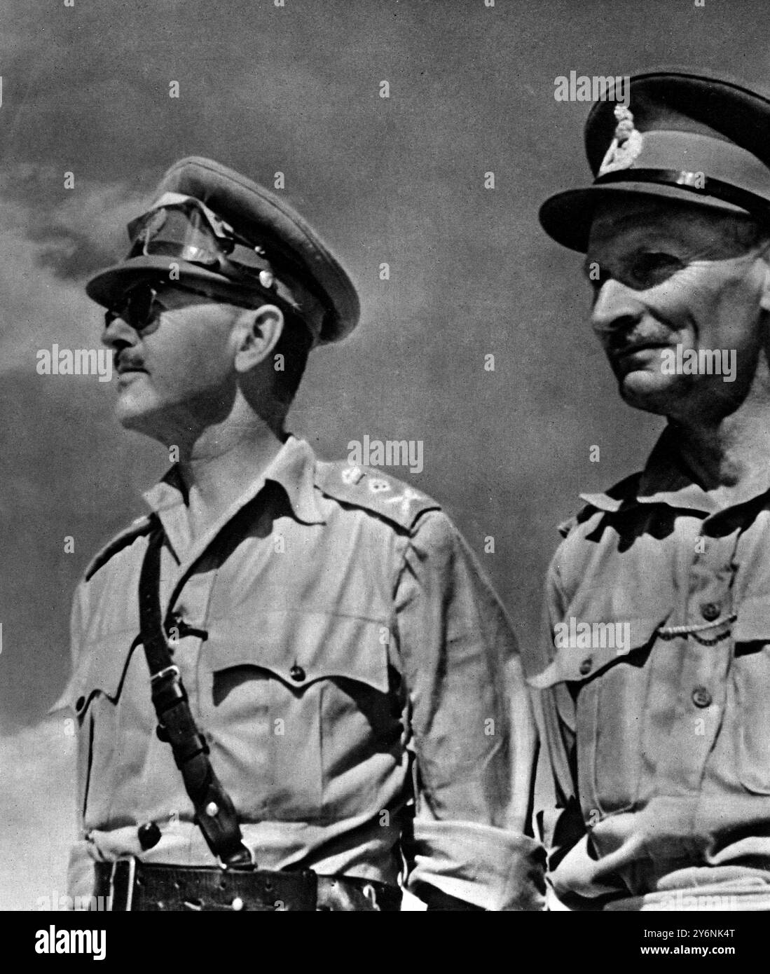 I due capi militari britannici si opponevano all'ultima spinta del maresciallo Rommel, lasciarono il generale Sir Harold Alexander comandante in capo del Medio Oriente, e il tenente generale Bernard Montgomery, il nuovo Ottava Armata del governo della RPC ©2004 Topfoto Montgomery, Bernard Law (Monty; visconte Montgomery di Alamein) generale britannico; vinse a El Alamein nella seconda guerra mondiale del 1942; aiutò a pianificare l'invasione della Normandia  1887-1976 Alexander, Harold Rupert Leofric George maresciallo britannico; governatore generale del Canada 1946-1952; guidò l'invasione alleata dell'Italia nella seconda guerra mondiale 1943  1891-1969 Foto Stock