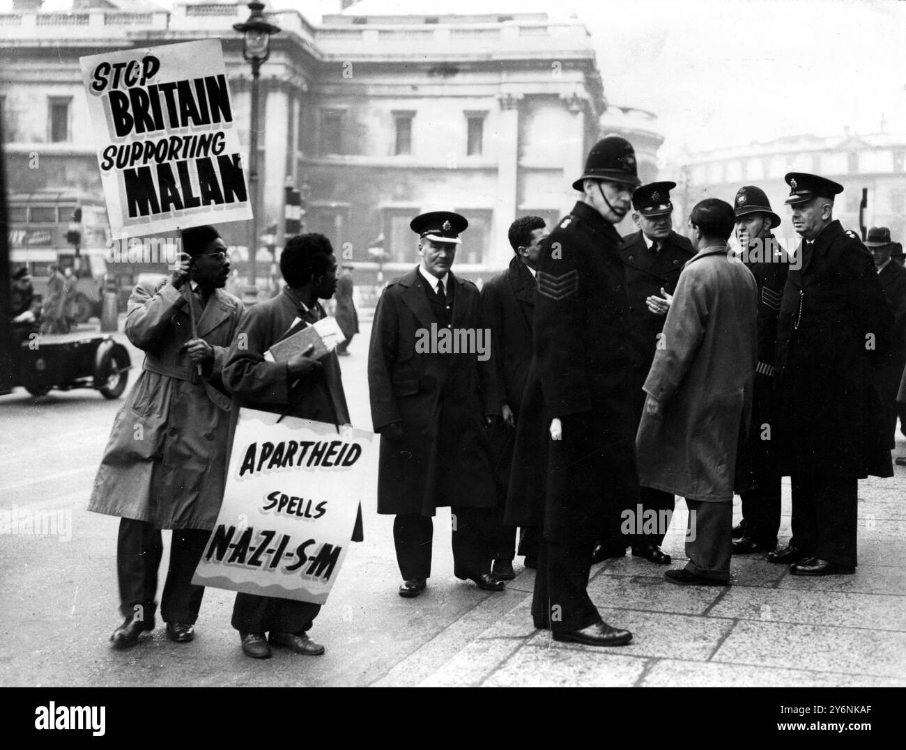 I poliziotti di Londra consigliano agli studenti sudafricani che stanno manifestando a Trafalgar Square di tenersi lontani dai quartieri della South Africa House. Gli studenti stanno manifestando contro la politica interna e estera del loro governo hanno avuto il permesso di sfilare a una certa distanza dalla South Africa House il 10 gennaio 1951 Foto Stock