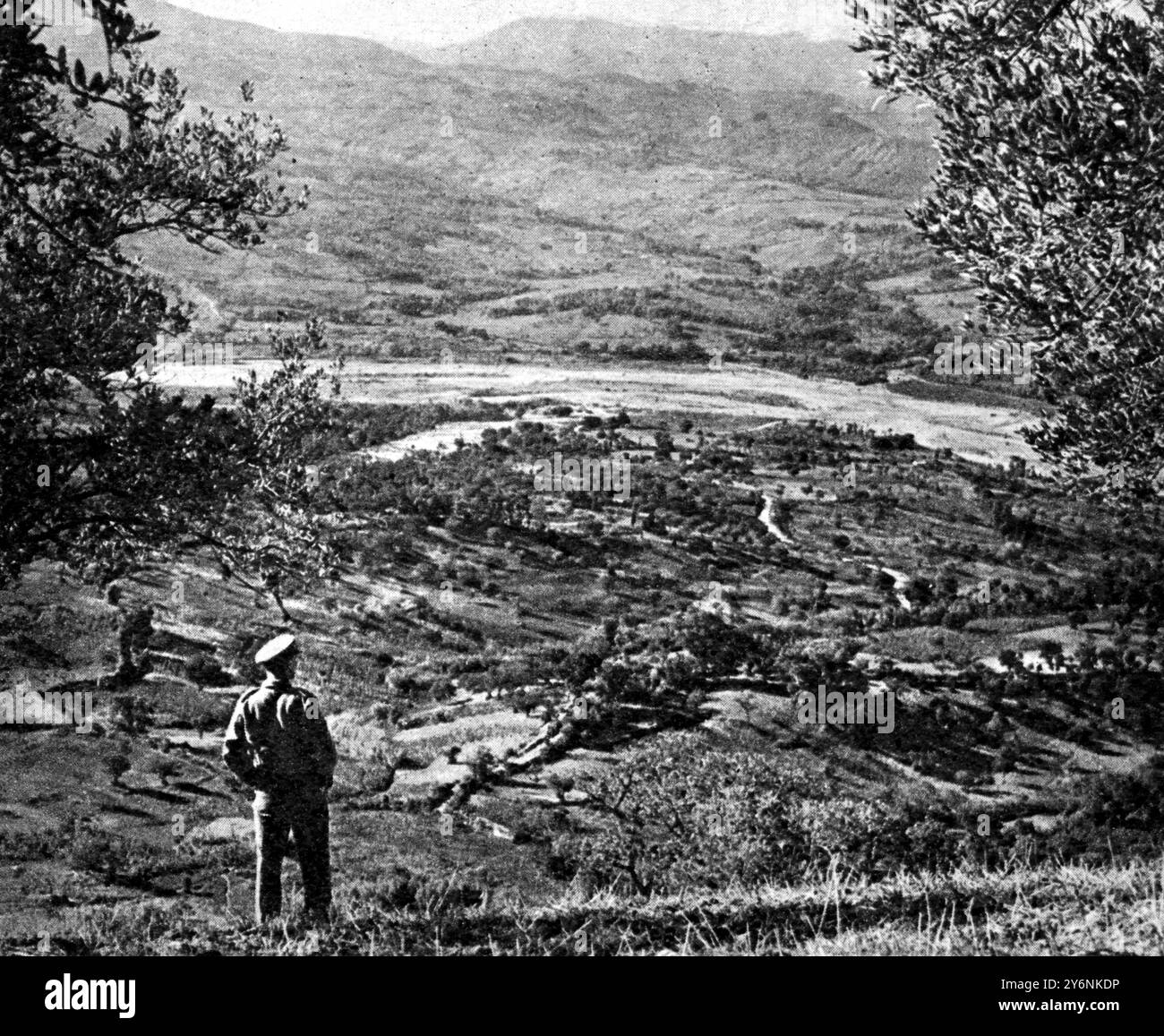 La guerra in Italia, scene del Sangro e della Quinta Armata che guardano in basso sulla Valle del Trigno la cui distesa era comandata da postazioni di mitragliatrici tedesche. È stato assalito dall'Ottava Armata dicembre 1943 ©2004 Topfoto Foto Stock