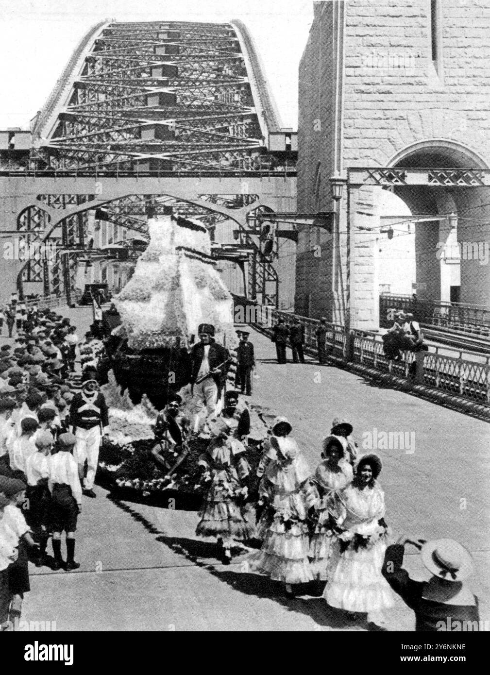 Inaugurato il nuovo Sydney Harbour Bridge: Uno dei trenta tableaux del concorso storico: Un 'Float' decorato che rappresenta il capitano Cook accanto alla sua nave, e aborigeni australiani. 23 aprile 1932 Foto Stock