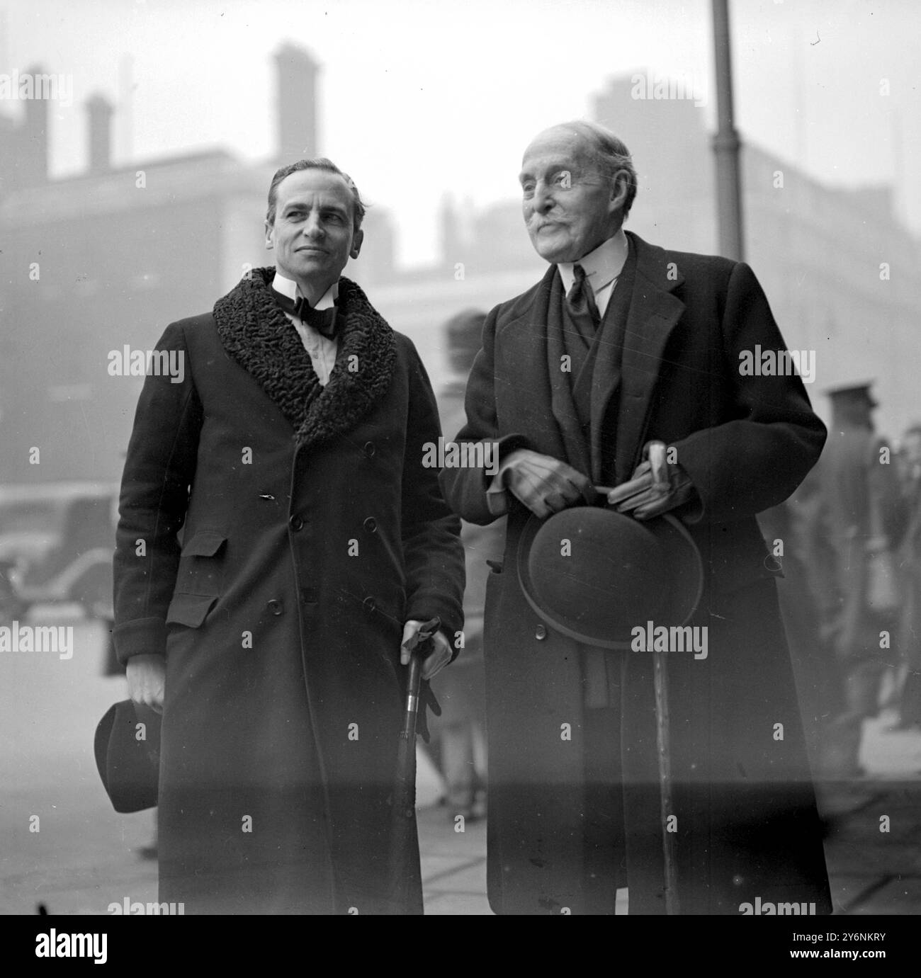 All'ufficio della guerra per protestare contro il divieto del kilt per aver fatto uscire il vestito in Francia. Sir Archiblad Sinclair e Sir Ian Hamilton. 16 febbraio 1940 Foto Stock