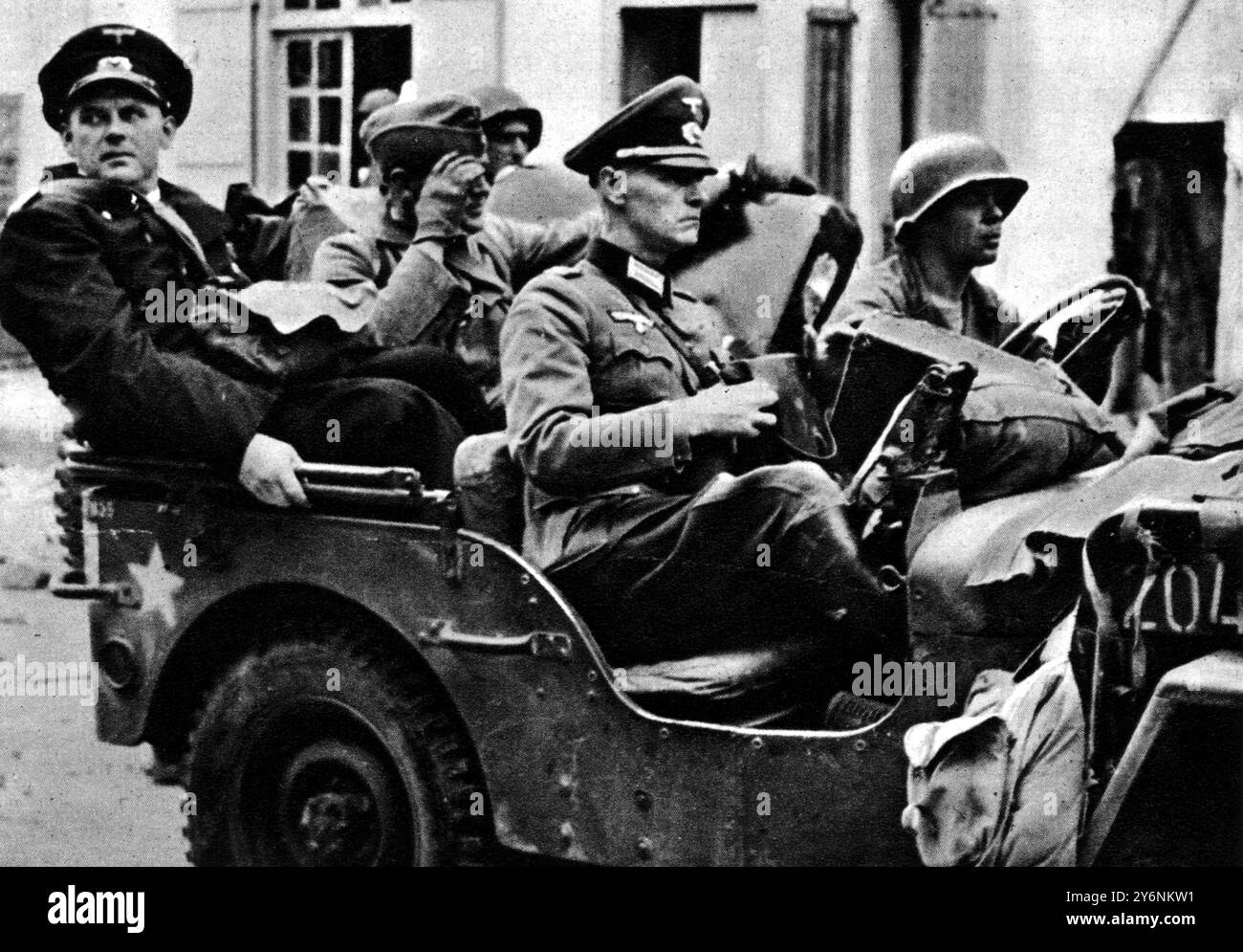 La cittadella, ultimo nemico, tenne un punto di forza a St Malo, catturata. Il colonnello Von Auloch, che Goose, si arrendeva, fu portato in prigionia in una jeep. Altri ufficiali tedeschi sono seduti dietro agosto 1944 ©2004 Topfoto Foto Stock