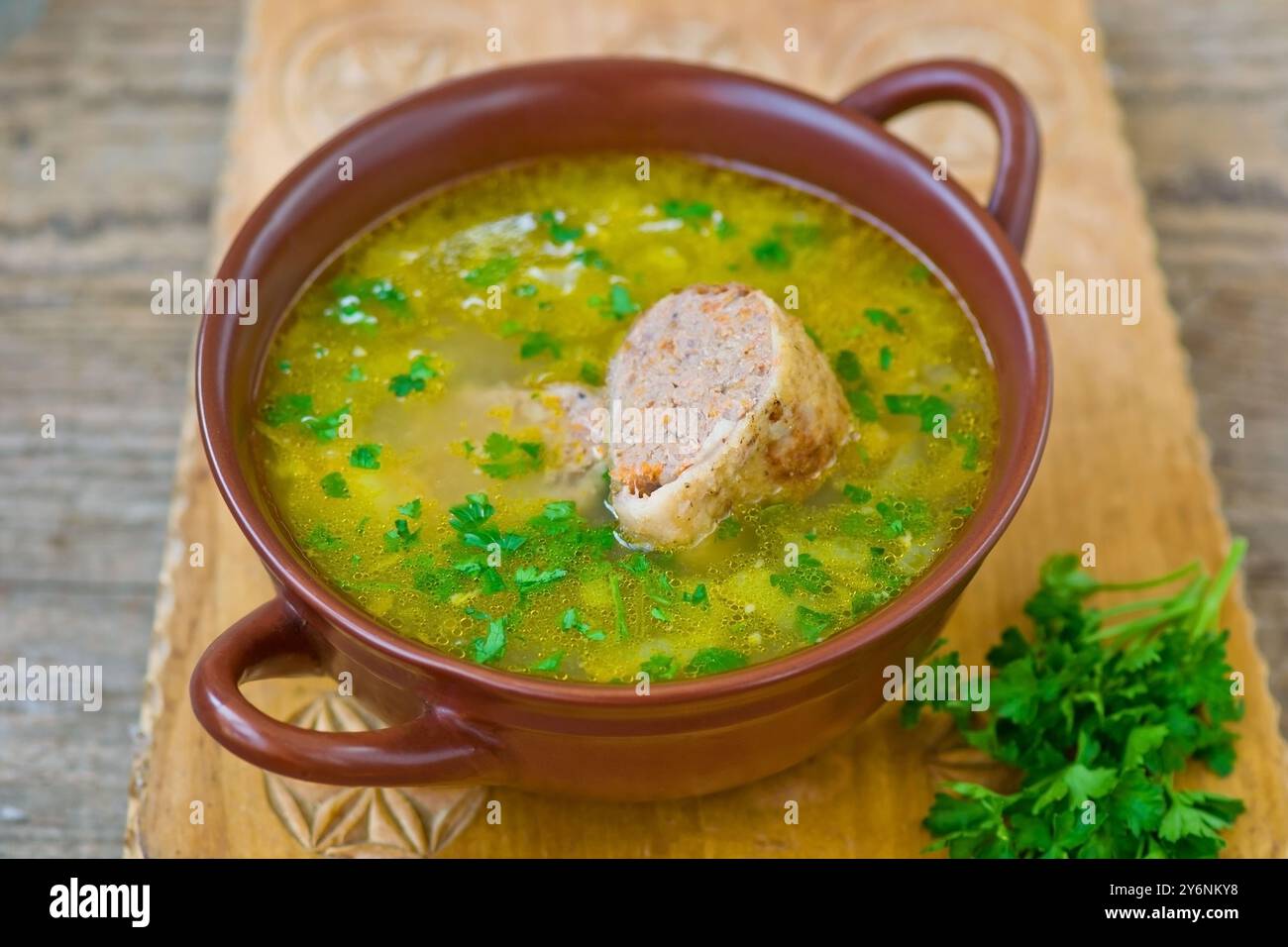 zuppa di pollo con collo di pollo ripieno. Cucina ebraica Foto Stock