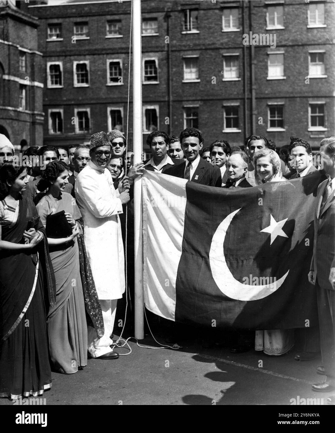 Il primo alto Commissario per il nuovo Stato pakistano Ibrahim Rahimtoola ha svelato la bandiera dell'indipendenza presso l'ufficio temporaneo pakistano di Lancaster House, Londra. 15 agosto 1947 Foto Stock