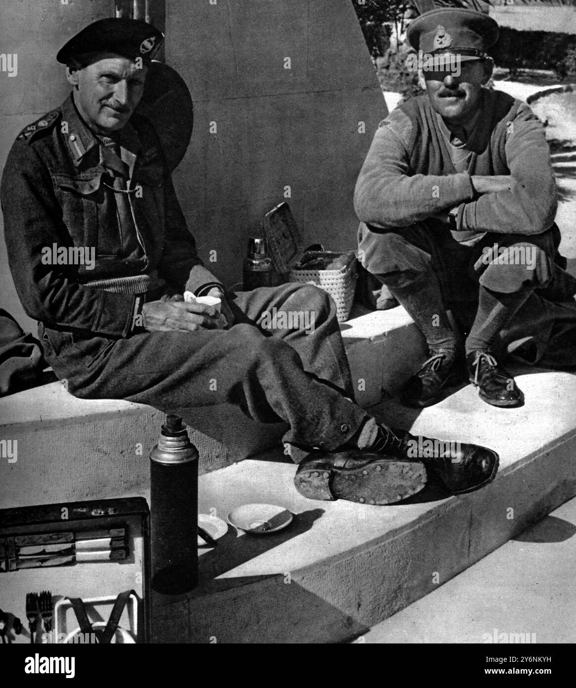 Generale Sir Bernard Montgomery nuovo C in C degli eserciti britannici sul fronte occidentale prendendo un pasto al fresco con il tenente generale Sir Oliver Leese KCB suo successore al comando dell'Ottava Armata. Gennaio 1944 ©2004 Topfoto Foto Stock