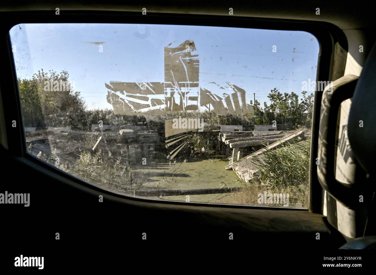 REGIONE DI CHARKIV, UCRAINA - 24 SETTEMBRE 2024 - Un ponte distrutto a seguito dei bombardamenti russi di Borova, distretto di Izium, regione di Charkiv, Ucraina orientale Foto Stock