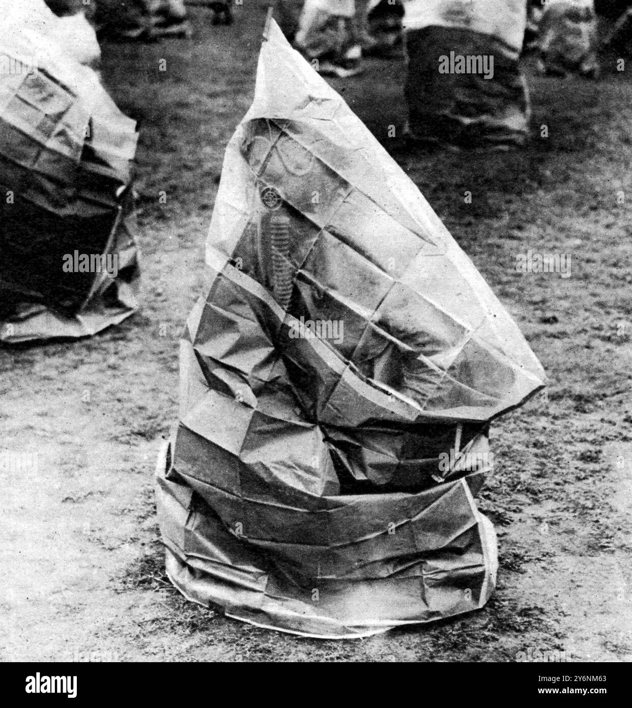 Le sacche di gas sfilano per gli infermieri dell'esercito americano in Gran Bretagna, le coperture di cellophane avvolgono completamente gli indossatori proteggendoli dalla contaminazione. ©2004 Topfoto Foto Stock