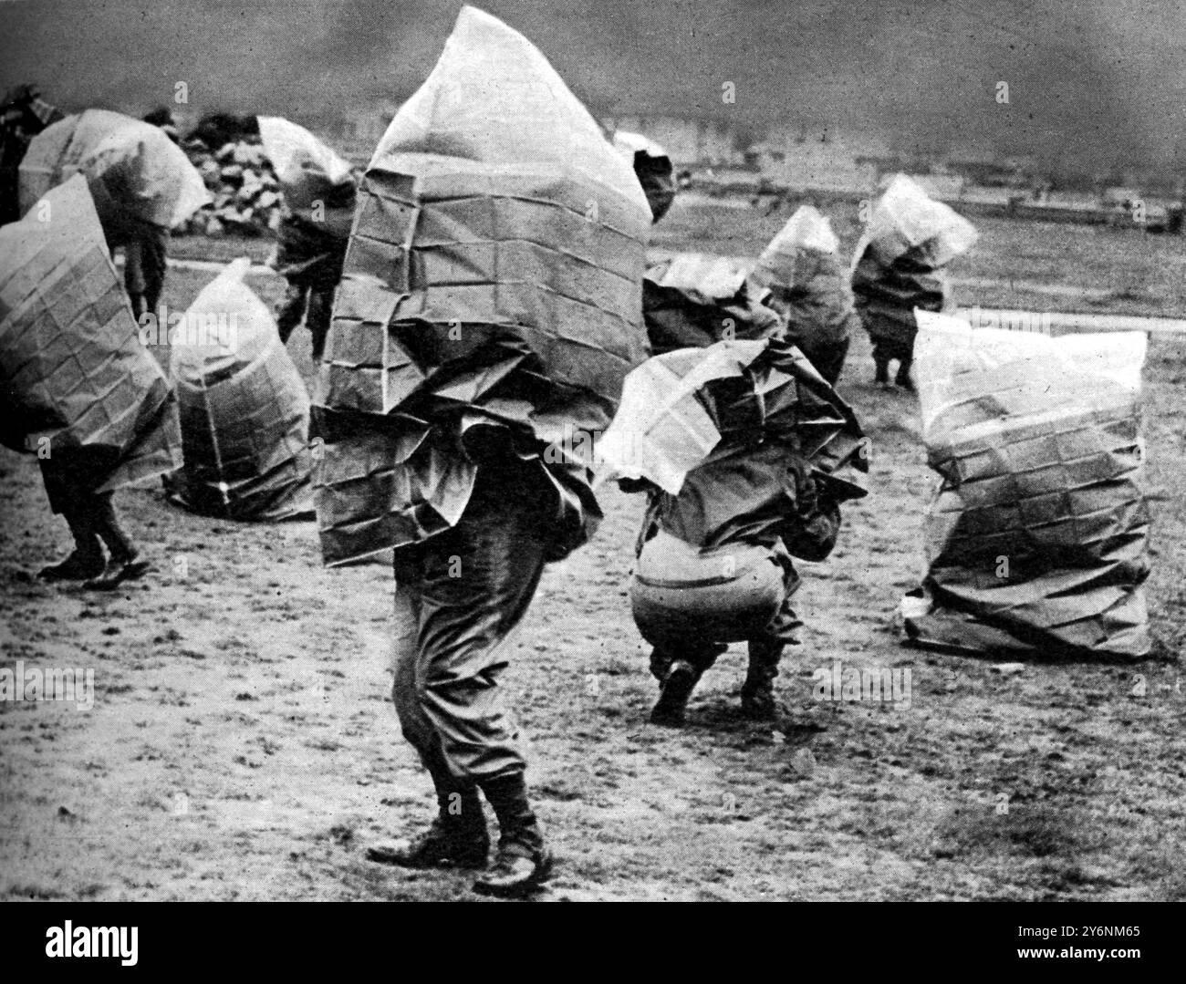 In caso di allarme sul gas, gli infermieri statunitensi indossano i respiratori e li avvolgono in sacche di gas. Il cellophane è sufficientemente trasparente da consentire loro di vedere chiaramente ©2004 Topfoto Foto Stock