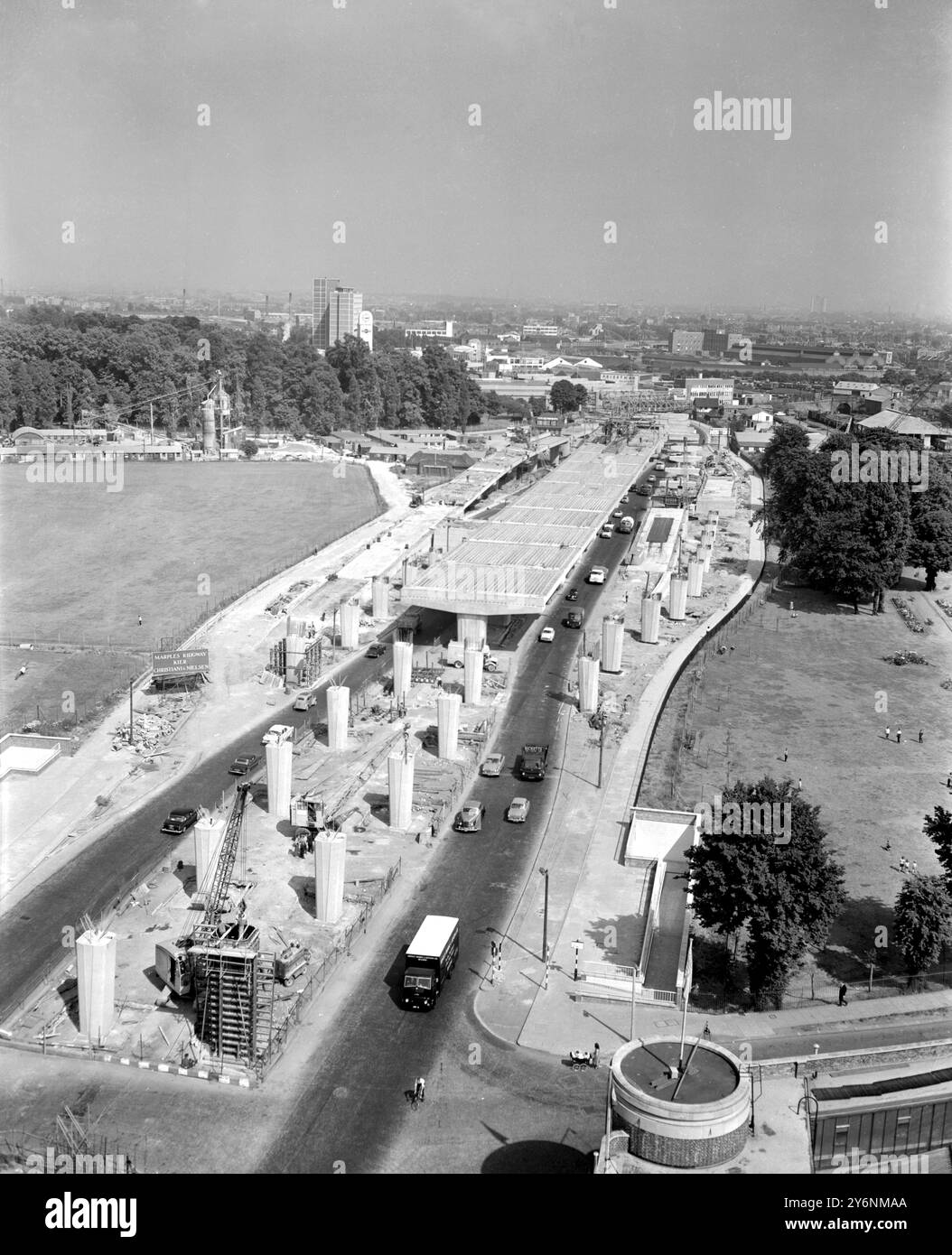 Nr Chiswick, Londra: Un programma di costruzione prosegue qui, dove sta prendendo forma la New South Wales Motoway. La nostra foto è fatta guardando a est lungo la Great West Road, vicino a Chiswick. La sezione da Chiswick a Langley dell'autostrada costeggia il centro della Great West Road, sostenuta da palafitte, mentre su entrambi i lati si trovano le palafitte su cui verranno costruite le strade di "Feed in". L'autostrada è realizzata in calcestruzzo prefuso. 4 agosto 1963 Foto Stock