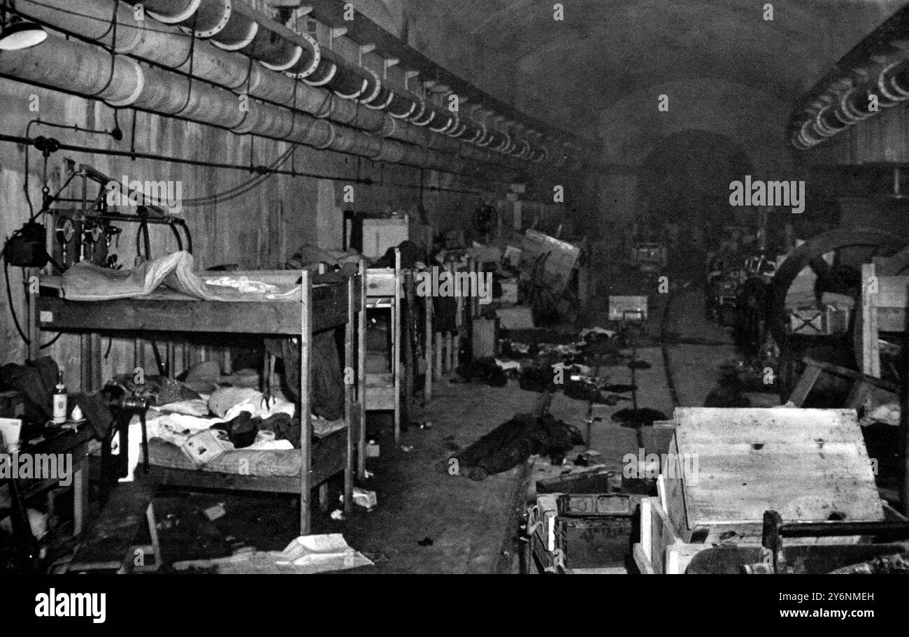 L'arsenale sotterraneo di Cherbourg: Siluri e cognac i quartieri dormienti dei macchinisti tedeschi in un profondo tunnel dell'arsenale di Cherbourg. Quando i soldati americani fecero esplodere un'entrata, si arresero prontamente 1944 luglio 2004 Topfoto Foto Stock