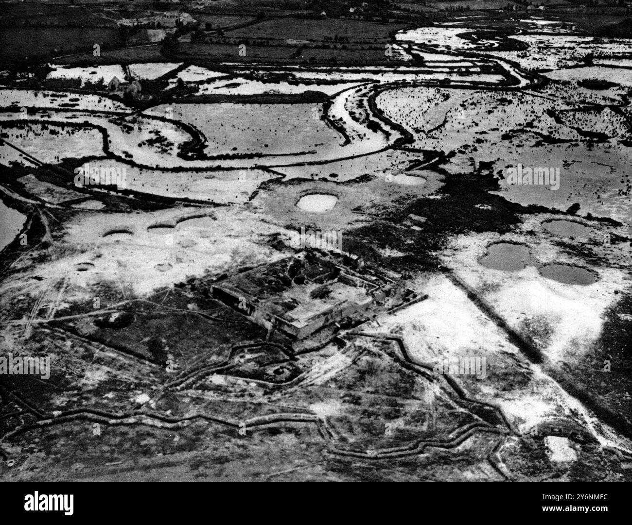 Una vista del sistema di difesa delle mura atlantiche sotto l'alluvione tra St Marcouf e Cherbourg. Notate gli enormi crateri bombardati riempiti d'acqua luglio 1944 ©2004 Topfoto Foto Stock