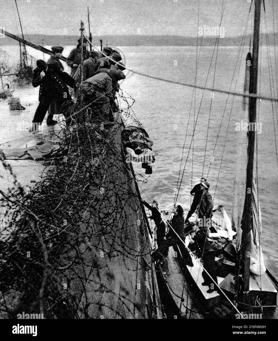 I quattro forti di Cherbourg, situati sul frangiflutti esterno, furono gli ultimi ad arrendersi. Dopo la resa dei forti frangiflutti, un tedesco ferito viene visto cadere in un lancio pilotato da marinai prigionieri tedeschi luglio 1944 ©2004 Topfoto Foto Stock