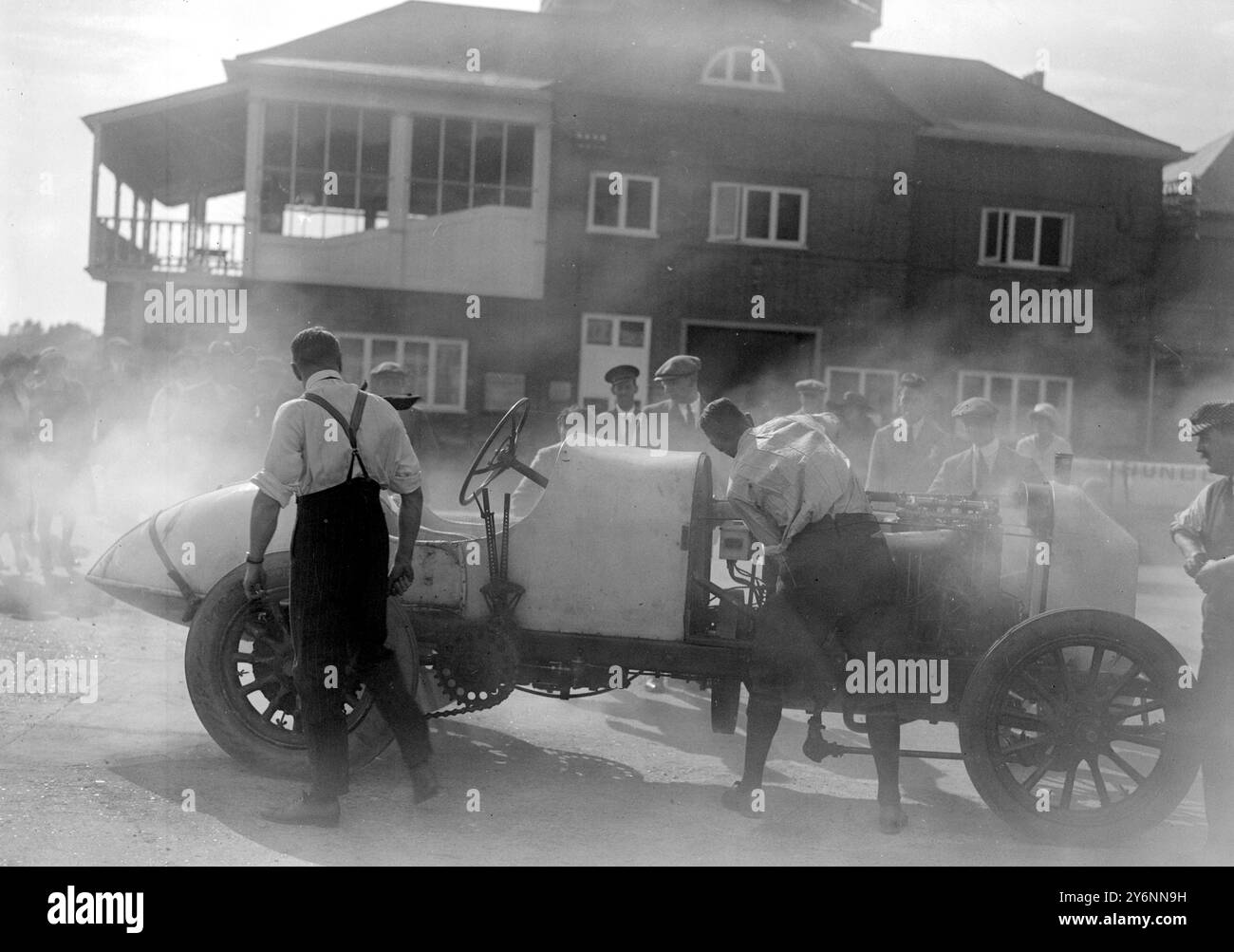 "Hot Stuff" a Brooklands. La Fiat del maggiore Cooper, 400h.p., chiamata fornidamente Mefistofele, dovrebbe fare grandi cose a Brooklands il lunedì di Whitsun. La nostra foto, scattata il sabato, mostra il mostro letteralmente pieno di energia. 14 agosto 1921 Foto Stock