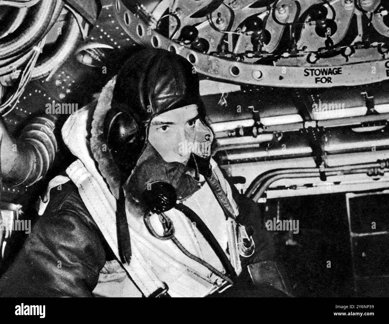 Il cannone anteriore con il suo respiratore di ossigeno apposto con facilità, si stabilisce in posizione su un bombardiere Stirling settembre 1941 Foto Stock