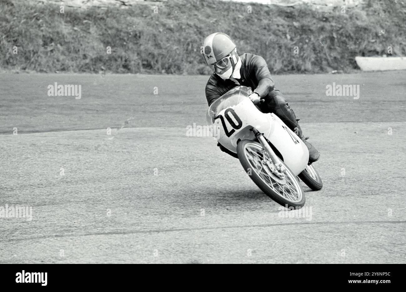 Douglas, Isola di Man: L'irlandese Ralph Bryans, su una Honda, esce dal Governor's Bridge poco prima del giapponese I. Morishita, su una Suzuki durante l'International Event di 50 cc nelle gare T.T. del 1964 qui oggi. Il vincitore dell'evento, in un tempo record di 80,64 MPH fu il neozelandese Hughie Anderson su una Suzuki, con Bryans secondo e Morishita terzo. 12 giugno 1964 Foto Stock