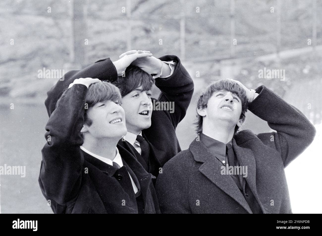 New York: The Three Merseyside Lads The Beatles, (sinistra-destra) John Lennon, Paul McCartney e Ringo Starr. Beatles No. 4, George Harrison era confinato a letto con una gola fredda e dolorosa. Foto scattate durante le visite turistiche nel vicino Central Park. Ha fatto un'apparizione all'ed Sullivan T.V. Show ieri sera, 10 febbraio 1964 Foto Stock