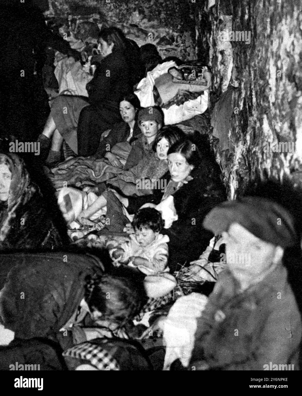 Diecimila fuggitivi spagnoli in cerca di rifugio in Francia madri e bambini cercano riposo in un rifugio temporaneo sui Pirenei francesi ©2004 Topfoto Foto Stock