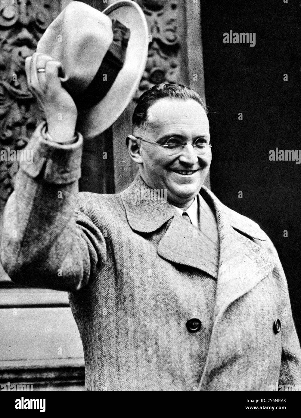 Il leader dei tedeschi Sudeti della Cecoslovacchia in umore conciso durante la sua visita a Londra per colloqui informali con i politici: Herr Henlein lascia l'appartamento di Winston Churchill dopo un pranzo privato, nel maggio 1938 Foto Stock