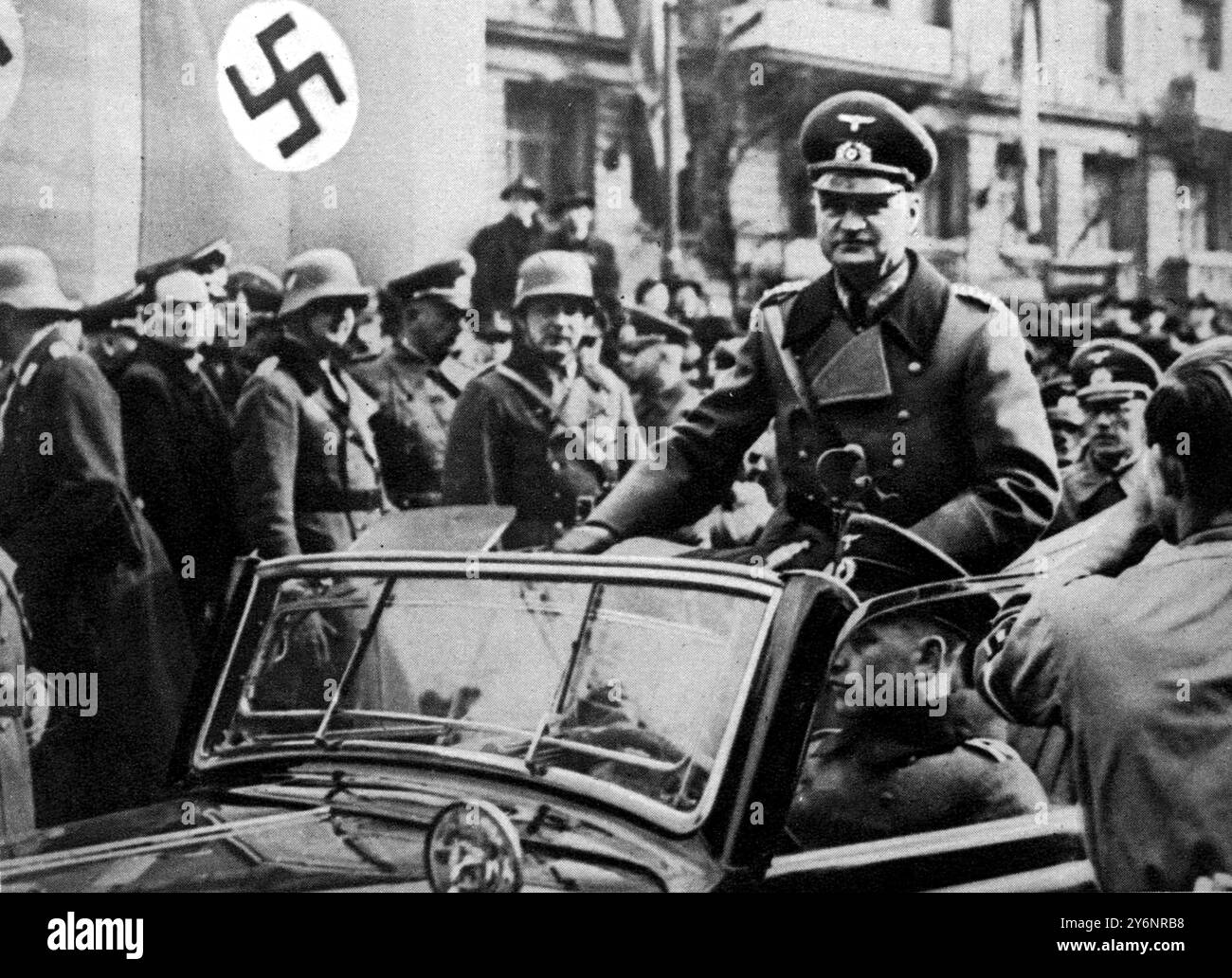 Le forze armate tedesche pareggiarono a Praga. Il capo dell'alto comando osserva il passato di marcia di diecimila truppe tedesche a Praga: Il generale Johannes Blaskowitz alla parata della "giornata dell'esercito" - marzo 1939 Foto Stock