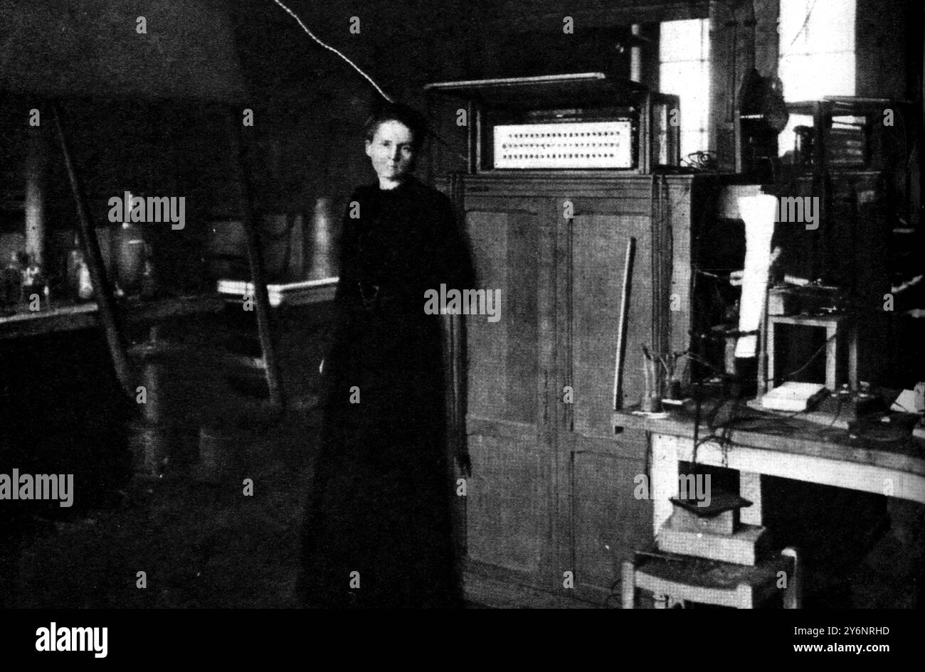 Marie Curie nel suo laboratorio nel 1912 Curie, Marie (anche Marja Curie, Manya Curie; Madame Curie; Nee Sklodowska) chimica e fisica francese (di origine polacca); con Pierre Curie, coscoprì elementi polonio 1898, radio 1898; scoperta radioattività del torio; 1a donna a insegnare alla Sorbona 1906; con Andre Debilongerne, co-scoprì la forma metallica pura 1910 di lesione del torio 1903 nel 1911 Premio Nobel per la chimica a causa della radioattività della radioattività della radioattività della morte del Premio Nobel per la chimica nel 1895 1867-1934 Foto Stock