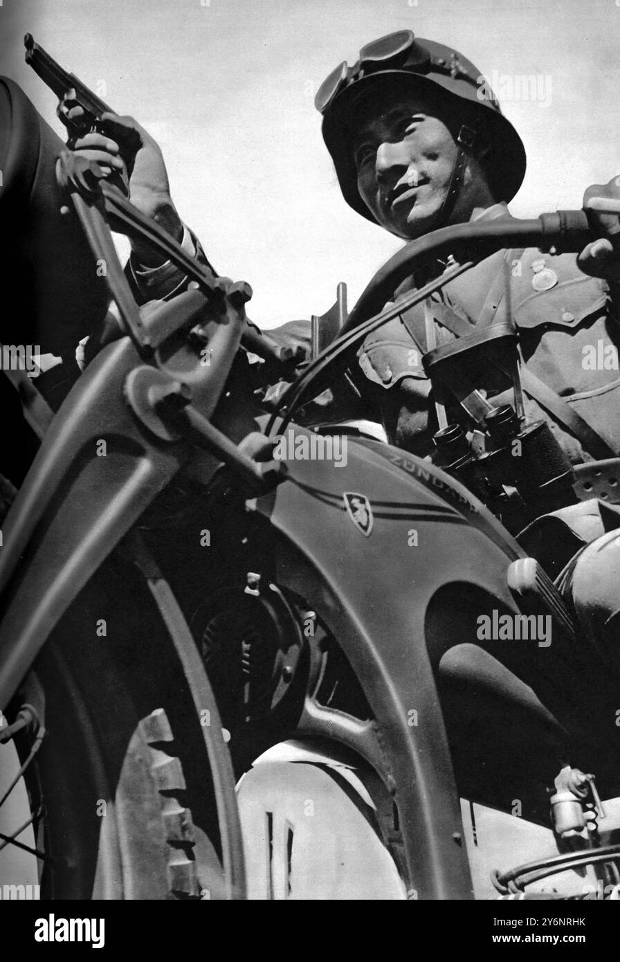 Con un'unità modernizzata nell'esercito cinese della "vittoria": Un ufficiale sulla sua moto tedesca fabbricò Zundapp, e completamente equipaggiato con occhiali di protezione automatici per motori a pistola e occhiali da campo febbraio 1938 Foto Stock