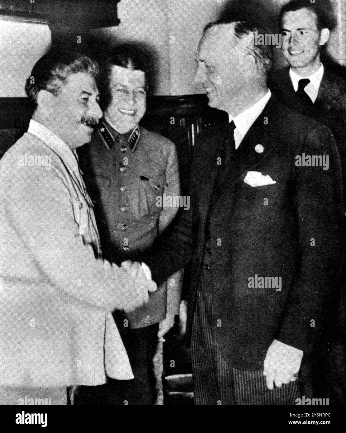 Ribbentrop stringe la mano a Stalin dopo la firma del trattato sovietico tedesco nell'agosto 1939, mostrando Stapostnikov, capo di stato maggiore nel giugno 1941 Foto Stock
