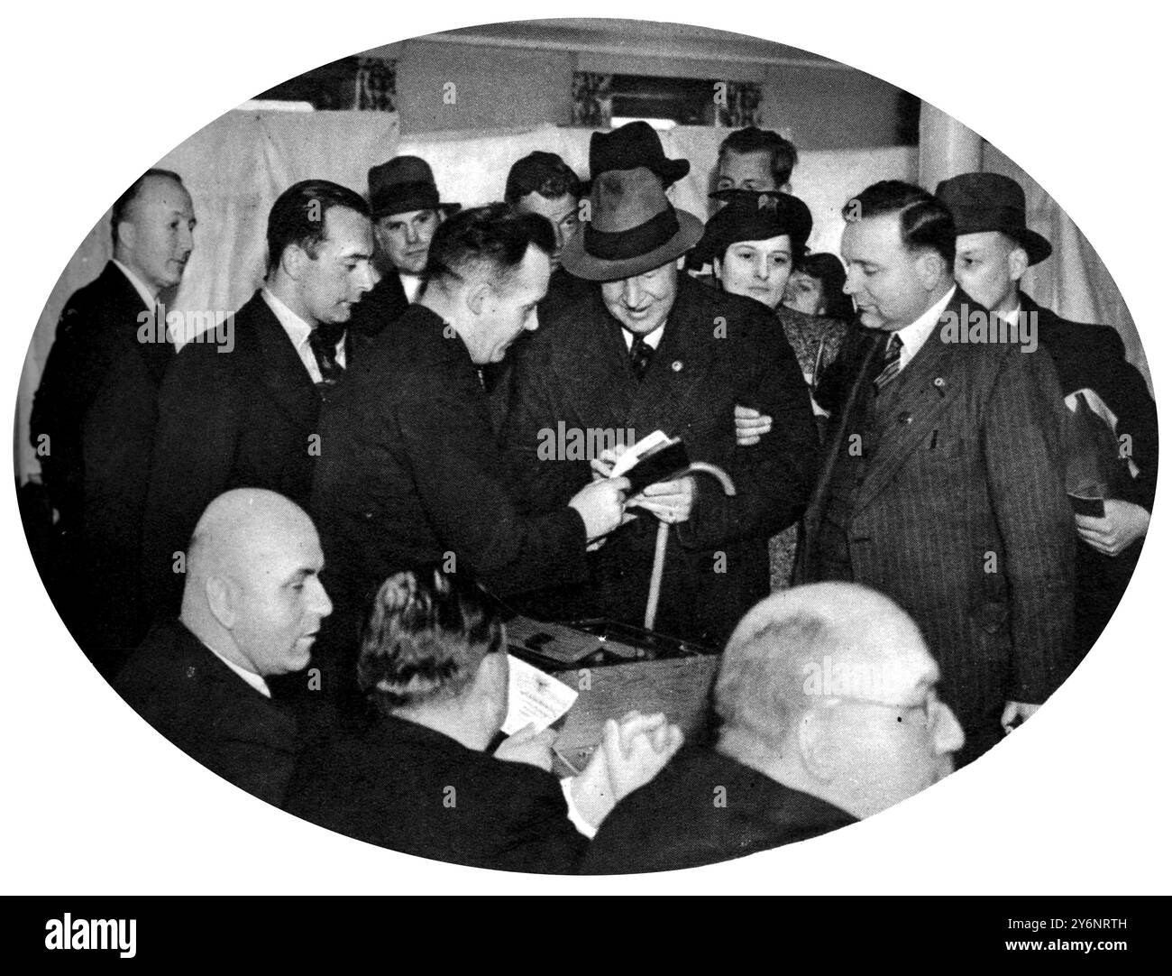 Esame dei passaporti: Formalità ufficiali a bordo del "Wilhelm Gustloff", in cui la votazione del Plebiscito si è svolta in mare oltre i limiti delle acque territoriali britanniche. Aprile 1938 Foto Stock