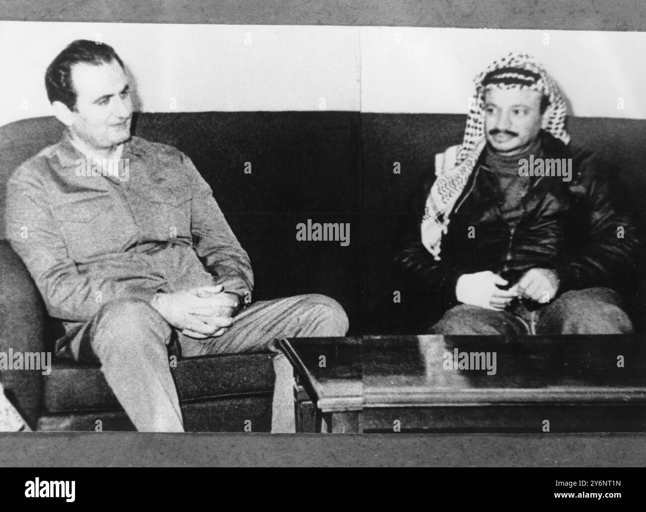 YASSER ARAFAT (Pseudonya di Mohammed Abed AR'ouf Arafat) leader della resistenza palestiana. Presidente del Comitato centrale di al Fatah. Nella foto con il leader siriano del partito Baath, il tenente generale Saleh Jadid Damasco, Siria - 27 febbraio 1969 ©TopFoto Foto Stock