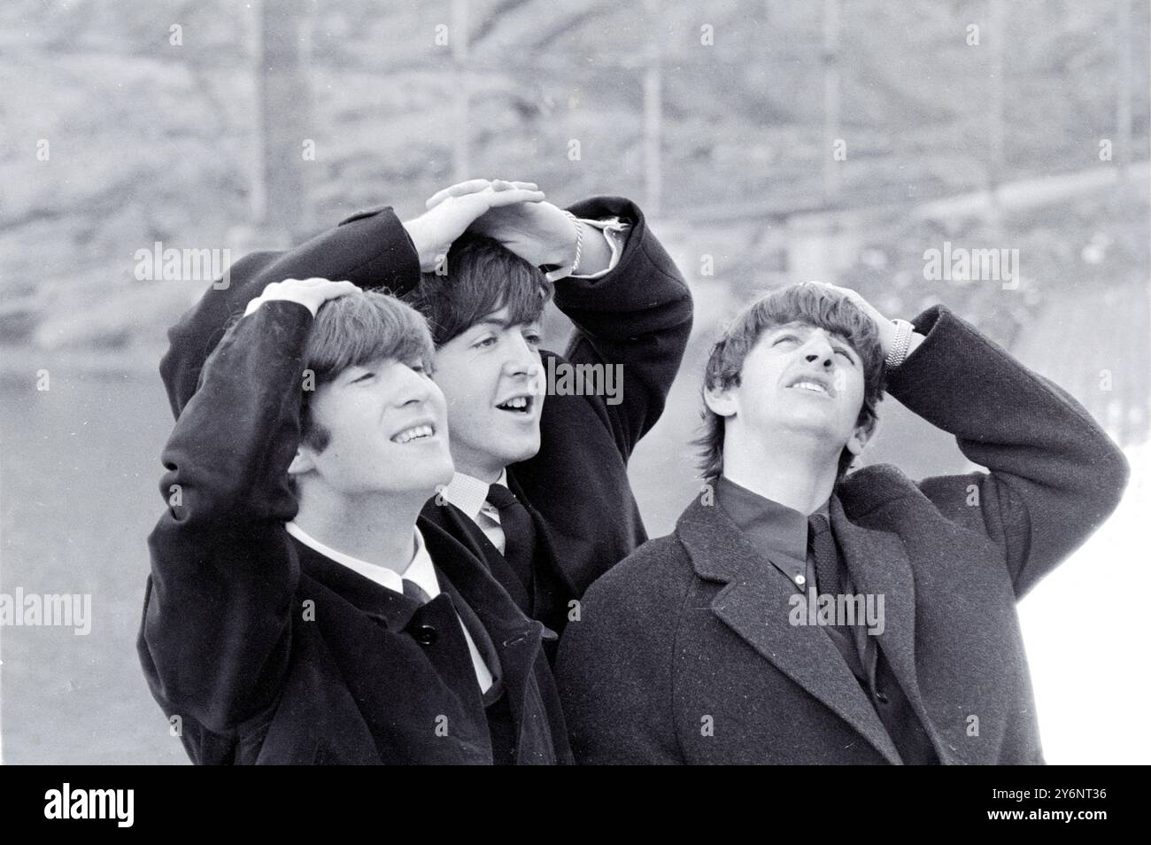 New York: The Three Merseyside Lads The Beatles, (sinistra-destra) John Lennon, Paul McCartney e Ringo Starr. Beatles No. 4, George Harrison era confinato a letto con una gola fredda e dolorosa. Foto scattate durante le visite turistiche nel vicino Central Park. Ha fatto un'apparizione all'ed Sullivan T.V. Show ieri sera, 10 febbraio 1964 ©TopFoto Foto Stock