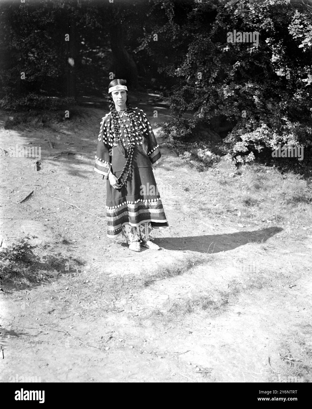 La principessa Wahletka è erede della nazione Cherokee, è andata a Epping Forest per presentare al principe di Galles un regalo di compleanno. Un paio di moocasini con perline da una piccola cameriera indiana della sua tribù, e anche la tribù Cherokee saluta il 23 giugno 1921 Foto Stock