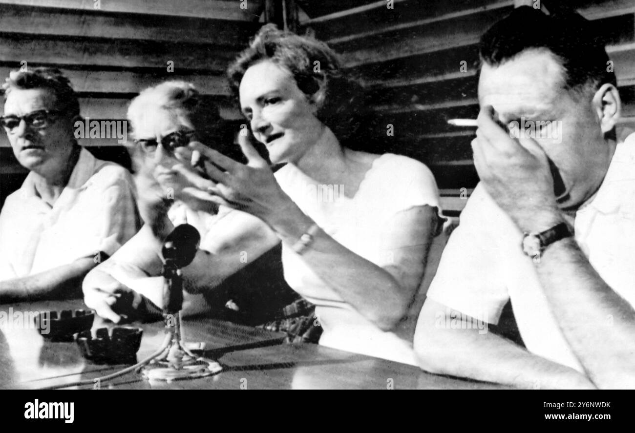 Honolulu: Due ufficiali del cacciatorpediniere britannico Southbank e le loro mogli incontrano la stampa dopo essere stati salvati dall'isola di Washington dalla Guardia Costiera americana Cutter Winnebago. Gesto è la signora Carlm Jacob, il cui marito il capitano Jacob è sulla destra. Altri sono cheif Engineer e Mrs William Harkness. La "Southbank" si arenò in forti tempeste tropicali a Washington Island. William Mclntosh è stato ucciso. La Winnebago ha raccolto 108 sopravvissuti. 12 gennaio 1965 Foto Stock