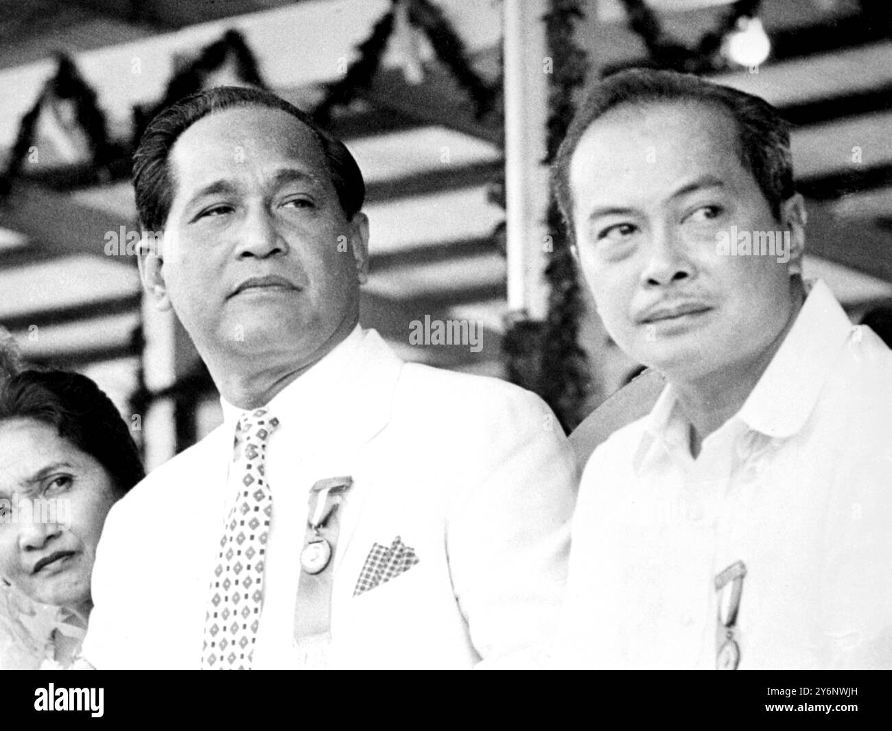 Manila: Mentre il ritorno alle elezioni presidenziali Filippine arriva a Carlos P. Garcia, il candidato del Partito nazionalista (a sinistra) si alterna in testa con l'albero dei cinque candidati. Con la sua in questa foto c'è Joe B. Laurel Jr., presidente della casa e partner di Garcia per la Vice Presidenza. 13 novembre 1957 Foto Stock