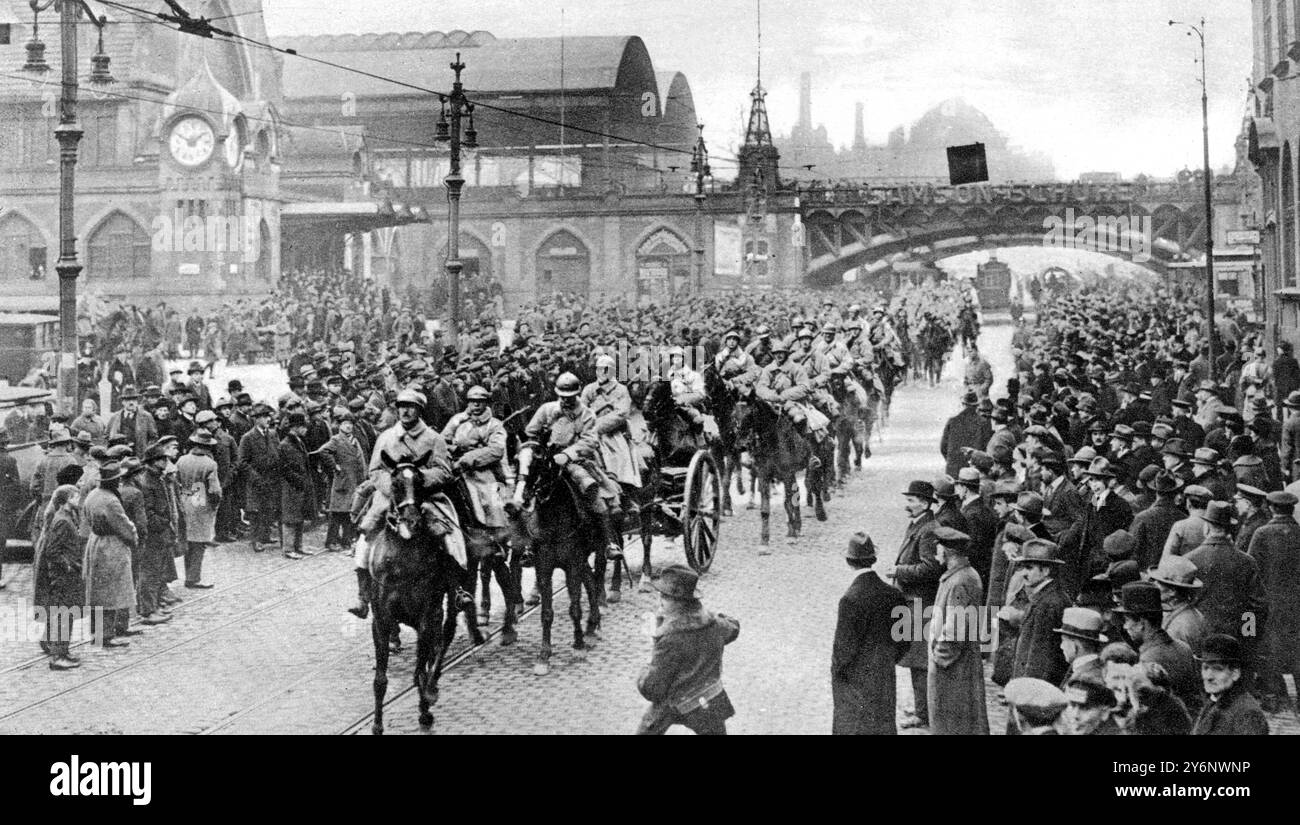 "Gesto" militare francese contro la Germania: The Entry into Essen: Heedless of Angry Looks and Mormurs from the protestanti abitanti tedeschi: Le truppe francesi entrano nella città di Essen una batteria di artiglieria che passa per le strade 20 gennaio 1923 Foto Stock