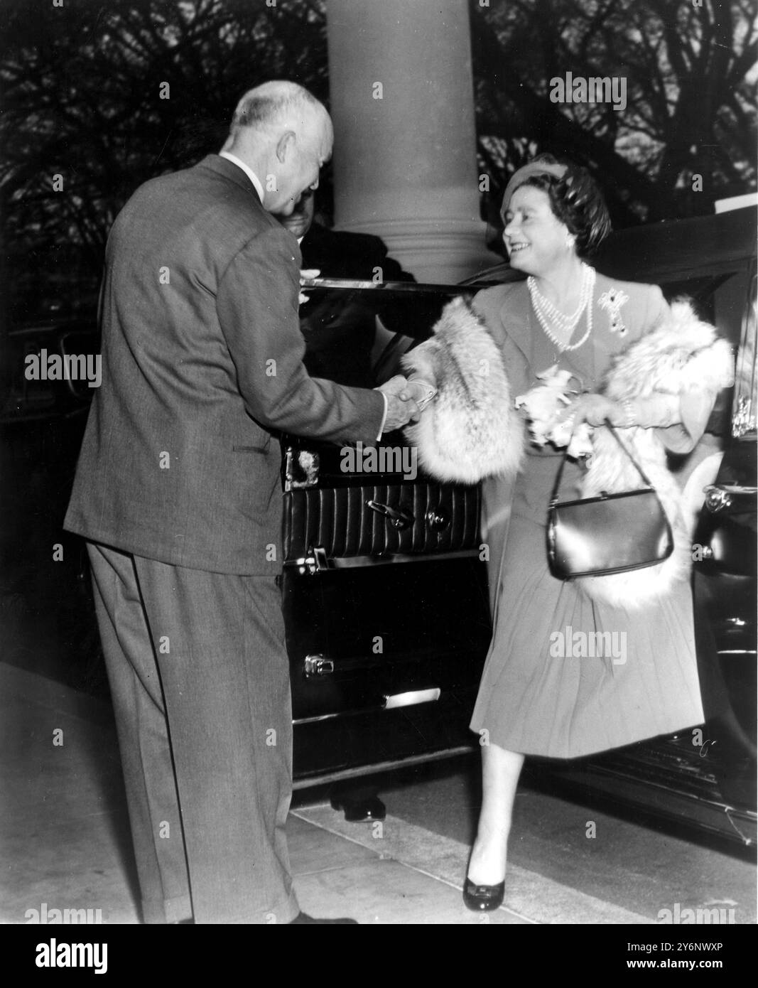 Il Presidente Eisenhower scese ai piedi dei gradini per salutare la Regina madre, mentre era arrivata alla Casa Bianca, la residenza presidenziale durante la sua visita a Washington negli Stati Uniti. 13 novembre 1954 Foto Stock