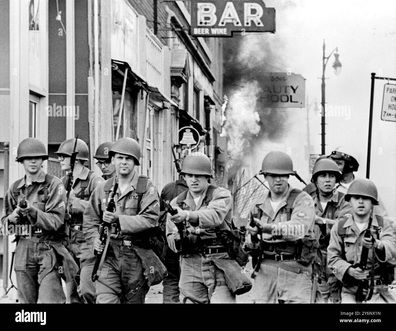 Detroit, Michigan: La Guardia Nazionale del Michigan respinge i rivoltosi dagli edifici in fiamme con baionette fisse nella città sommossa di Detroit, West Side. 27 luglio 1967 Foto Stock