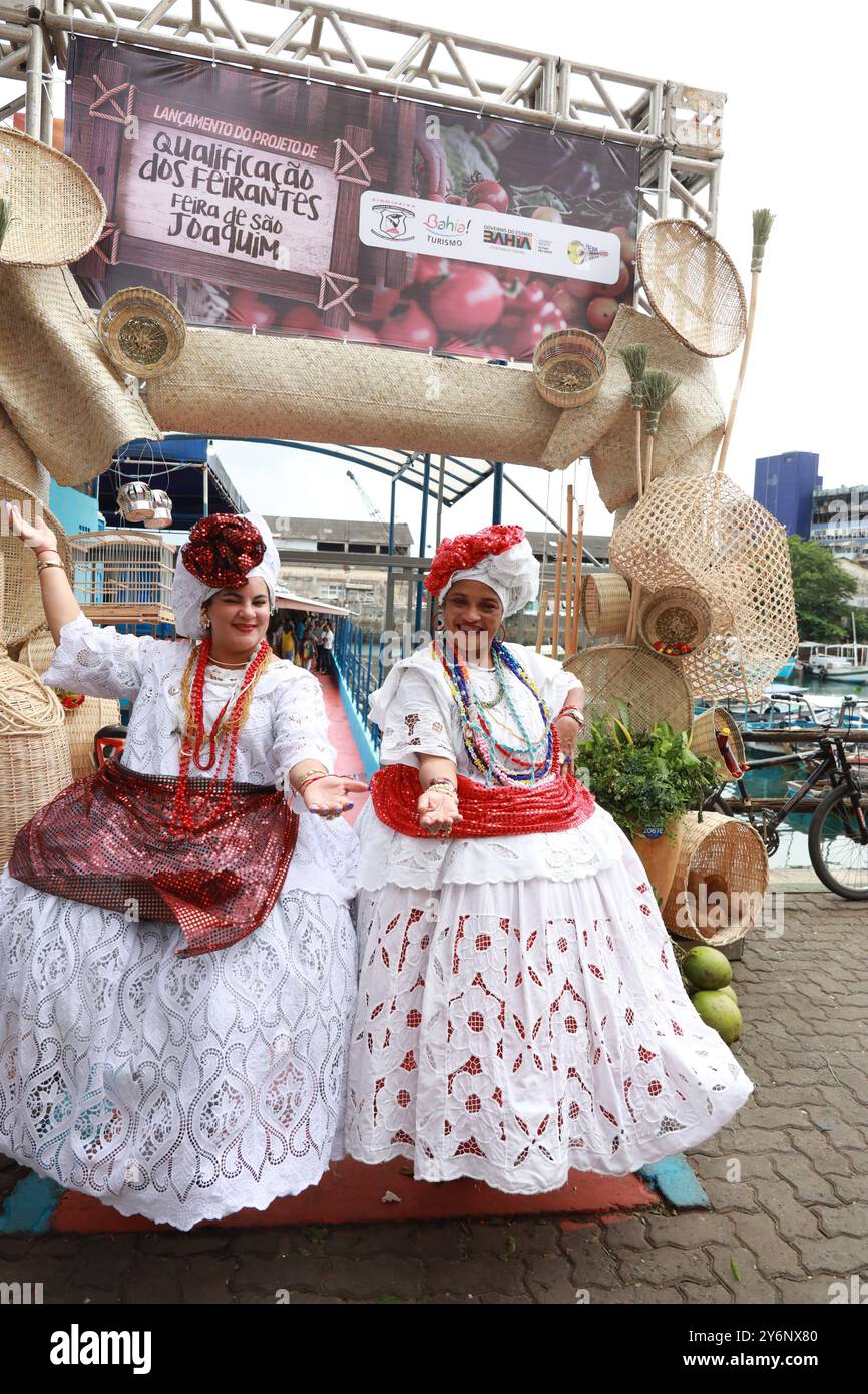 Abiti tipici di bahia salvador, bahia, brasile - 25 settembre 2024: Le donne indossano abiti tipici bahiani nella città di Salvador. SALVADOR BAHIA BRASILE Copyright: XJoaxSouzax 250924JOA026 Foto Stock