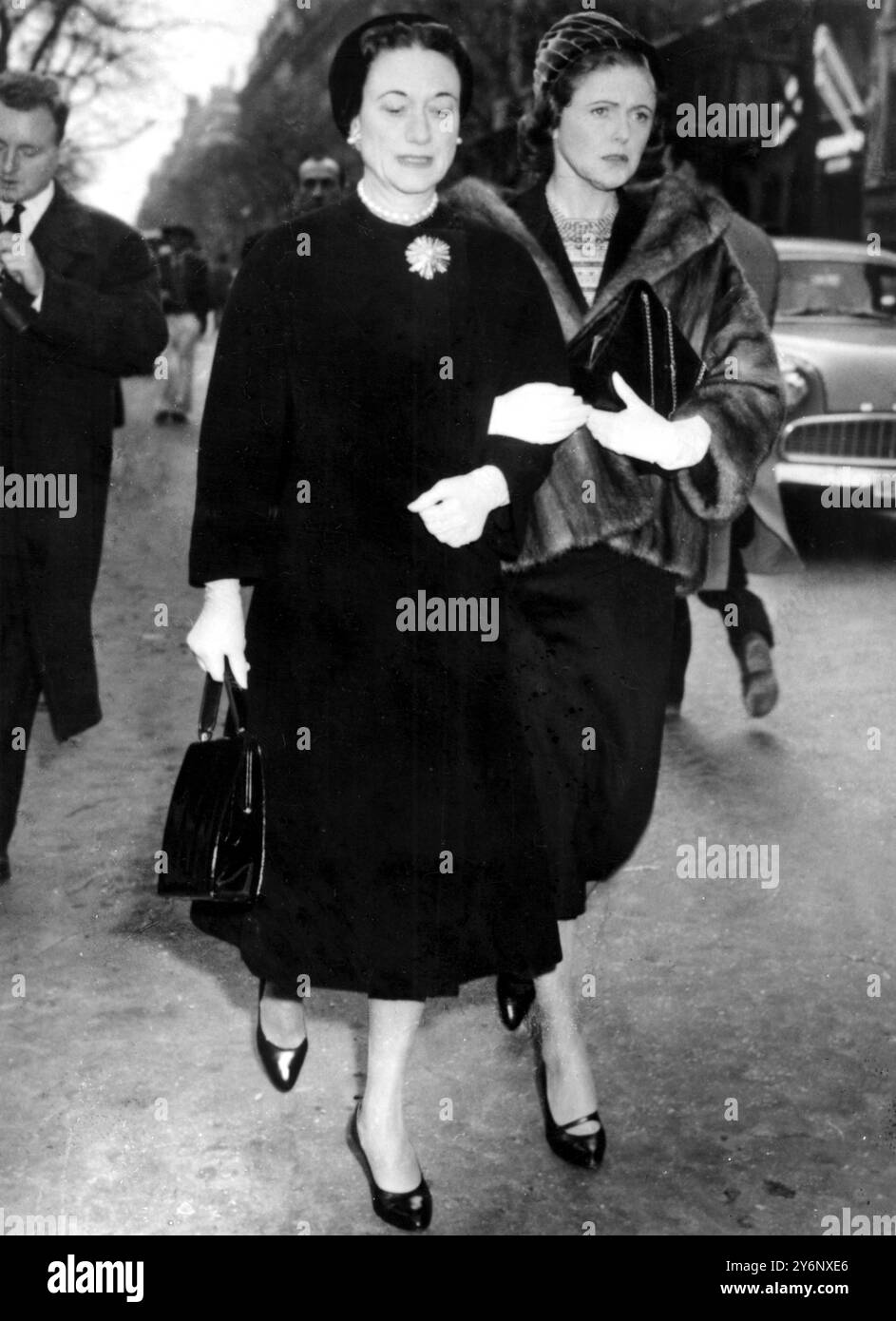 Vestita di pianto nero, la Duchessa di Windsor accompagnata da Pamela Churchill ex moglie di Randolph Churchill, parte dalla chiesa parrocchiale di St Honore Detlau dopo il funerale dello stilista di Parigi Christian Dior Paris, 29 ottobre 1957 Foto Stock