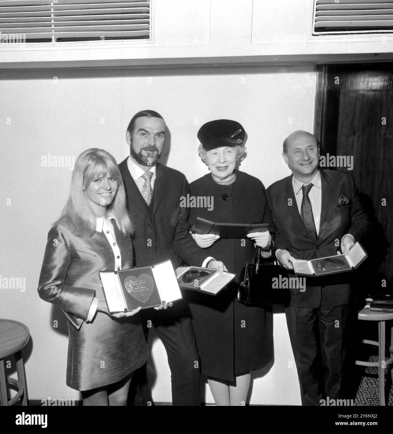 I vincitori di Siler Heart. Londra: Con Silver Hearts al Savoy Hotel, Londra da sinistra a destra Carol White, Stanley Baker, Dame Edith Evans e Donald Pleasence. Presentato annualmente dal Variety Club of Great Britian. 12 marzo 1968 Foto Stock