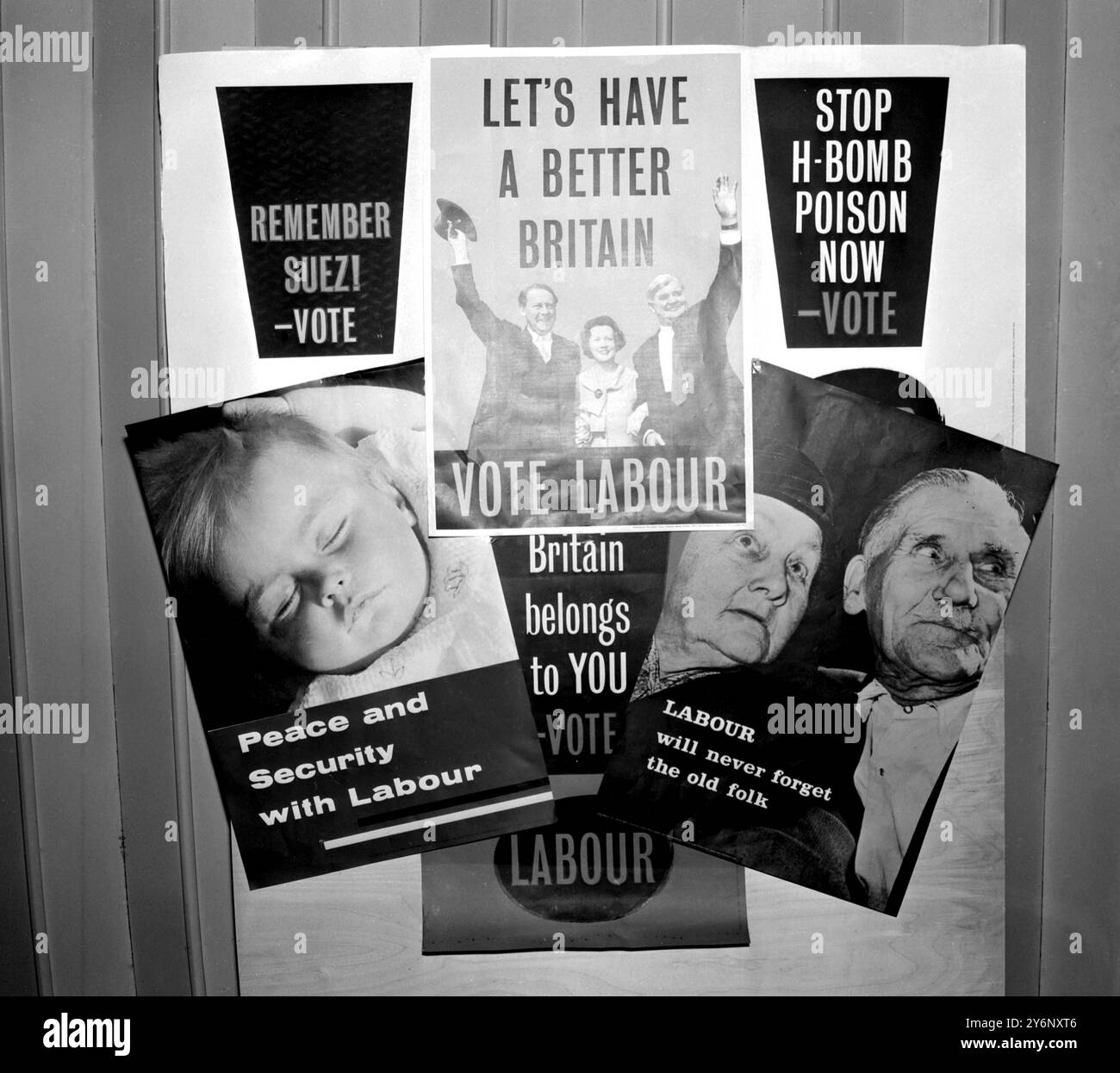 Manifesti elettorali del lavoro pubblicati per la campagna in corso dell'8 ottobre alle elezioni generali. 24 settembre 1959 Foto Stock