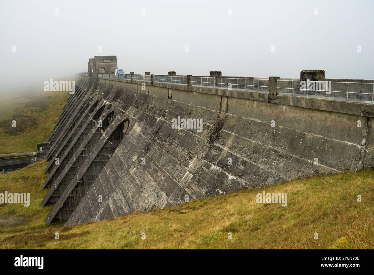 Lawers Dam emerge dalla nebbia, vicino a Killin, Perthshire, Scozia, Regno Unito Foto Stock