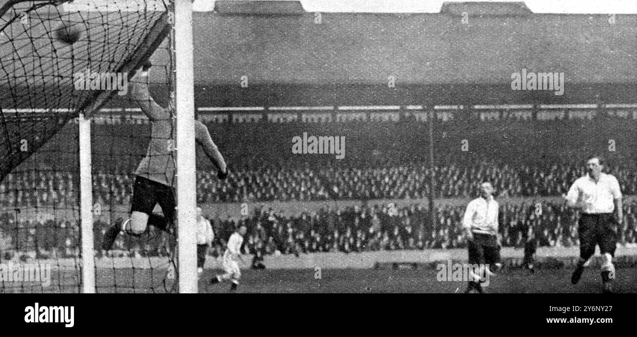 Corinthian contro Brighton e Hove Albion: Dilettanti contro professionisti in una grande Coppa - Tie 'Replay': I Corinzi battuti.: Un'altra abile "salva" dal portiere corinzio: Mr B. Howard Baker (in aria) tira la palla lontano dalla porta. 27 gennaio 1923 Foto Stock