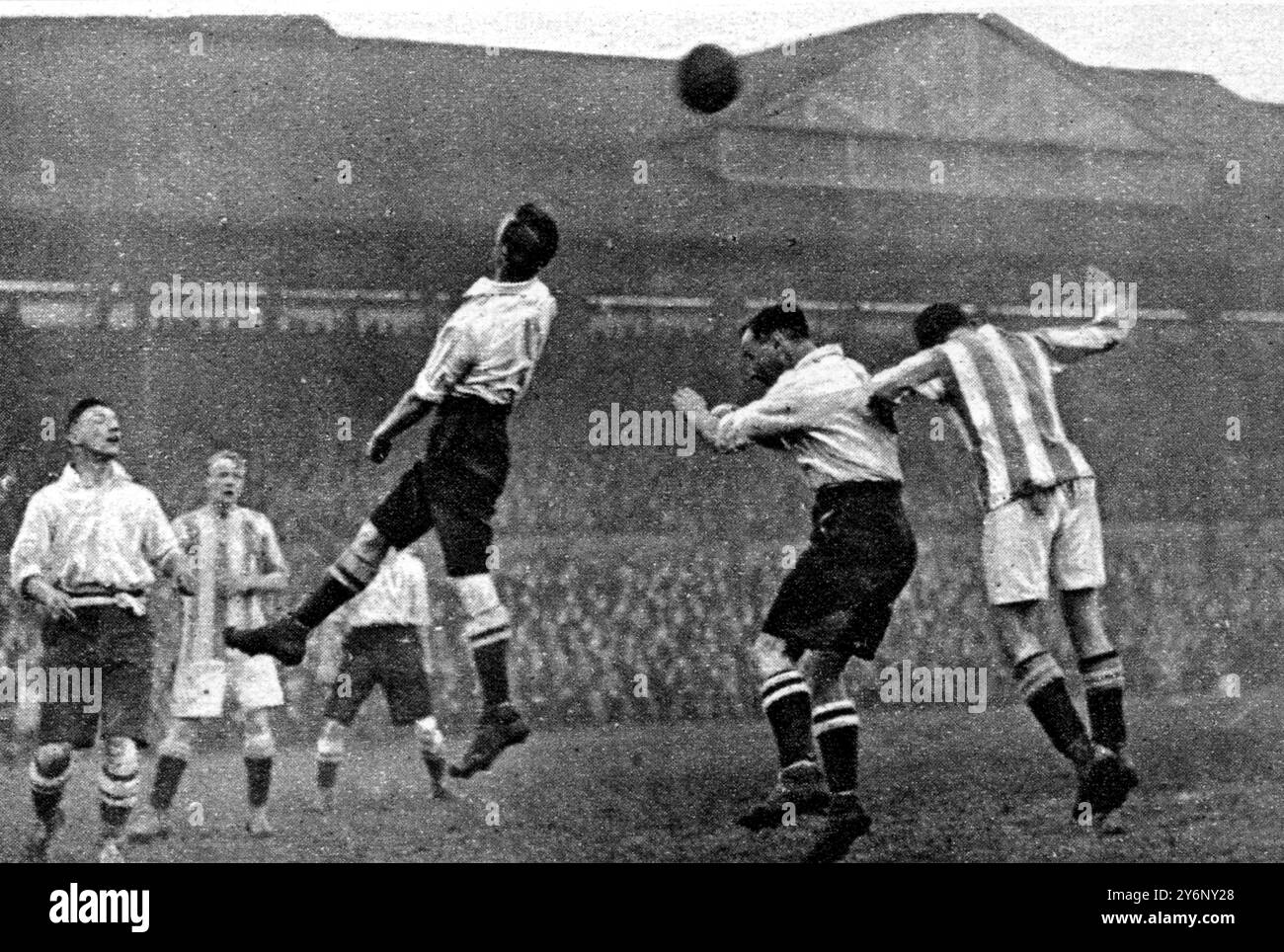 Corinthian contro Brighton e Hove Albion: Dilettanti contro professionisti in una grande Coppa - Tie 'Replay': I Corinzi battuti.: Una partita che ha attirato 45.000 persone a Stampfor Bridge di un lunedì: Corinthian contro Brighton i corinthians sgomberano da un angolo. 27 gennaio 1923 Foto Stock